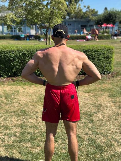 Trainer nach seiner eigenen Fitness-Transformation, Vorderansicht