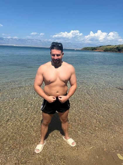 Trainer vor seiner eigenen Fitness-Transformation, Seitenansicht